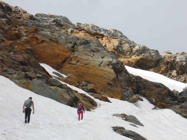Passant un breu tros de neu.