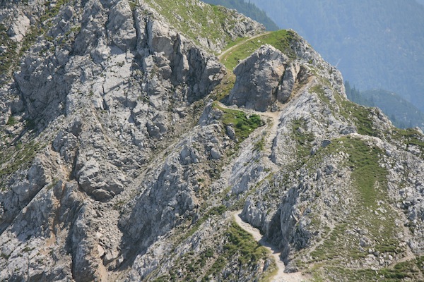 A l’est de Hafelekarspitze comença el Goetheweg, que caraneja la Nordkette