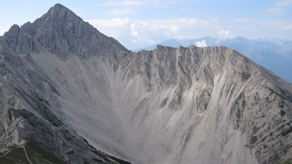 El Reither Kar (cercle glacial), amb el camí que connecta els dos cims.