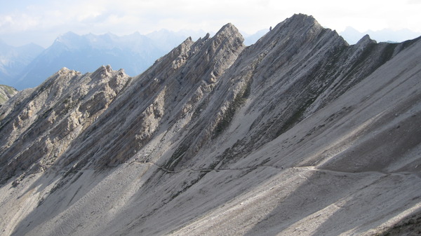 El Reither Kar (cercle glacial), amb el camí que connecta els dos cims.