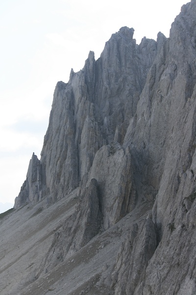 El Reither Kar (cercle glacial), amb el camí que connecta els dos cims.