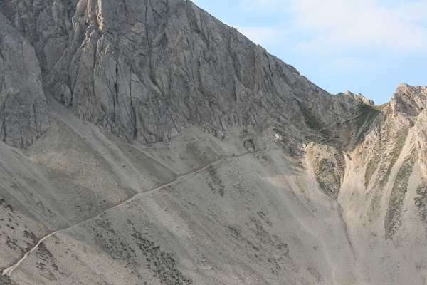 El Reither Kar (cercle glacial), amb el camí que connecta els dos cims.