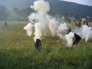 activistas apagando gases