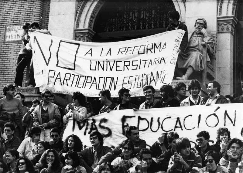 Huelga Universidad. Pancarta en Paraninfo