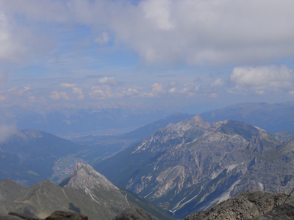 Ja des del cim, hi ha molt bones vistes en totes direccions. El Serles (2.717 m) al centre-dreta, el Schaufelspitzl (2.833 m) en primer pla, i la Nordkette al fons.