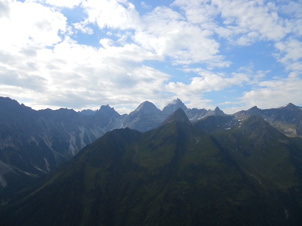 Pujant des de Gschnitz, amb les Tribulaune al sud. D’esquerra a dreta: Obernberger Tribulaun (2.780 m), Gschnitzer Tribulaun (2.946 m) i Pflerscher Tribulaun (3.097 m).
